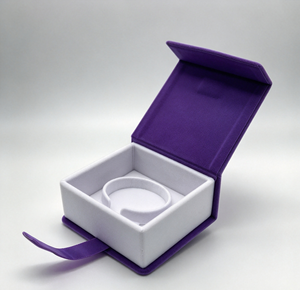 Caja de Pulsera de Terciopelo Morado de Alta Gama Hecha a Mano con Cierre Magnético, Forro Interior Blanco, Tela de Terciopelo Suave, Impresión a Cuatro Colores - Product Image 5