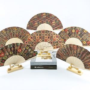 Éventail à main en bois espagnol vintage avec design sécurisé, couleur personnalisée et forme ronde pour les mariages et les danses de fête, fonction pliable - Product Image 2