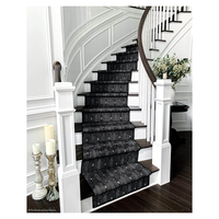 Escalier en colimaçon élégant avec balustrade en fer forgé et main courante en bois poli pour hall de villa de luxe