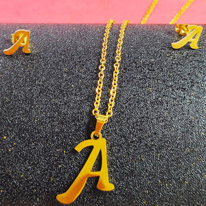 Ensemble de bijoux minimaliste en acier inoxydable <span class=keywords><strong>plaqué</strong></span> <span class=keywords><strong>or</strong></span> 18 carats avec pendentif chaîne lettre majuscule gravée et boucles d'oreilles clous - Product Image 4