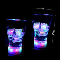 Vente en gros de gobelets en verre LED lumineux de haute qualité, gobelets clignotants pour les fêtes, décoration de fête, fournitures pour bar