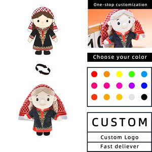 Peluche personnalisée adorable Fille Saoudienne, avec Keffiyeh Rouge et Robe Brodée Or, pour Décoration Intérieure et Articles de Collection - Product Image 1