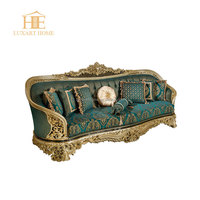 Ensemble de canapés classiques de luxe européens sculptés à la main en tissu vert brodé avec table basse pour salon d'appartement