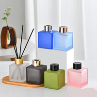 Diffuseur d'arômes en verre avec bouchon pour la décoration de la maison, diffuseur de parfum pour la maison, carré givré, personnalisé OEM et ODM, 100 ml, diffuseur de parfum à roseaux