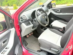 Suzuki Hatchback 1.0L Manuelle Essence 5 Places Rouge Conduite à Gauche Pneus R15 Phares Halogènes Sièges en Tissu - Product Image 3
