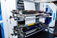 Machine d'impression flexographique compacte 2 couleurs pour l'impression UV sur t-shirts, sacs en tissu, emballages et la fabrication de gobelets en papier