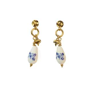 Pendientes Colgantes de Moda, Chapados en Oro PVD, Acero Inoxidable 316L, Diseño Floral Blanco y Azul, Sostenibles y Resistentes - Product Image 1
