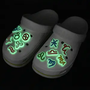 2024 Offre Spéciale enfants sabots éclairer personnalisé PVC Horoscope zodiaque chaussures breloques pour sabot Crock chaussures promotionnelles décoration breloques