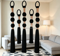 Décoration murale verticale moderne et glamour avec pompons, pompon en soie noire avec ruban champagne et rose poudré, accessoire mural pour la maison