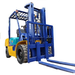 Montacargas Diésel Komatsu FD30 Usado en Venta, Modelo 2023 con Asiento para Operador, Capacidad de 3 Toneladas, Original de Japón, 4x4 AWD para Motor - Product Image 1