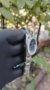 Reloj de Cuarzo para Hombre de Acero Inoxidable Moderno y Lujoso con Esfera Analógica, Correa de Acero Duradera y Diamantes Moissanite - Product Image 3