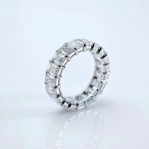 Anillo de Compromiso y Matrimonio de Diamantes Cultivados en Laboratorio con Corte Esmeralda en Oro de 18K IGI, Personalizable, Selecciones Destacadas - Product Image 4