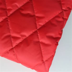 Fabricante <span class=keywords><strong>DE</strong></span> FÁBRICA <span class=keywords><strong>DE</strong></span> China 100% Guata <span class=keywords><strong>de</strong></span> guata <span class=keywords><strong>de</strong></span> poliéster costura tela <span class=keywords><strong>de</strong></span> forro acolchado sólido para chaquetas - Product Image 3