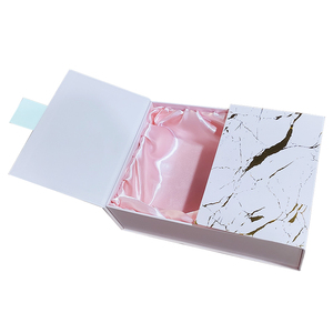 กล่องของขวัญกระดาษแข็งสีขาวด้านแบบสองประตูพร้อมฝาปิดแม่เหล็ก - Product Image 1
