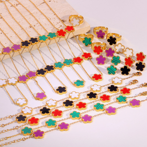 Ensemble 5 Pièces Bijoux Femme Trèfle à Cinq Feuilles Porte-Bonheur Plaqué Or avec Breloque Émail – Bracelet, Collier, Bague et Boucles d'Oreilles - Product Image 1