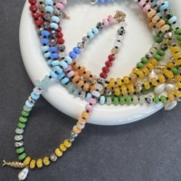 Collier artisanal multicolore en pierres naturelles avec pendentif poisson plaqué or et perles d'eau douce – Bijou tendance pour cadeau