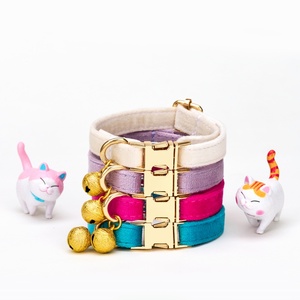 Collier <span class=keywords><strong>de</strong></span> chat personnalisé cloche collier <span class=keywords><strong>de</strong></span> chaton réglable en velours <span class=keywords><strong>de</strong></span> luxe boucle d'or gravée accessoire élégant et sûr pour animaux <span class=keywords><strong>de</strong></span> compagnie - Product Image 4