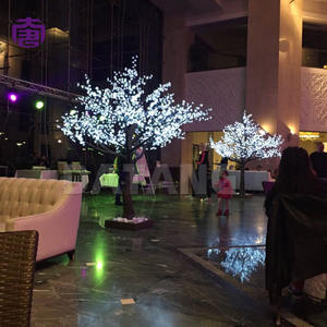Árbol de Luz LED con Flores de Cerezo Artificiales para Decoración de Jardín, Paisajes y Festivales al Aire Libre con Brillo Rosa Suave - Product Image 3