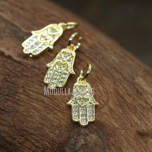 Pingente Delicado de Mão <span class=keywords><strong>Hamsa</strong></span> Dourada PM5728 com Motivo de Coração, Acessório de Joalheria DIY Versátil para Pulseiras e Gargantilhas - Product Image 1