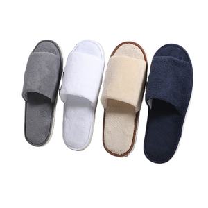 Chaussons épais en velours corail à fond antidérapant en EVA régénéré Chaussons d'hôtel personnalisésChaussons jetables personnalisés pour hôtels - Product Image 1