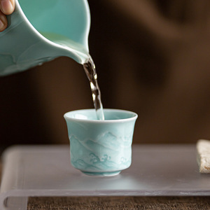 Tasse à thé en porcelaine Celadon Relief, design minimaliste pour usage domestique - Product Image 4