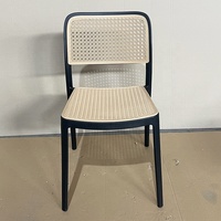 Chaise de salle à manger d'extérieur en plastique PP, légère et durable, empilable, moderne, pour jardin, vente en gros