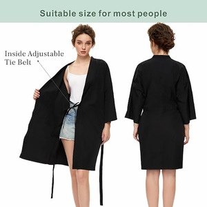 Robe Kimono de Coiffure et Spa en Nylon Soyeux Rose et Noir Imperméable Confortable pour Clients de Salon de Coiffure – Vente en Gros - Product Image 4
