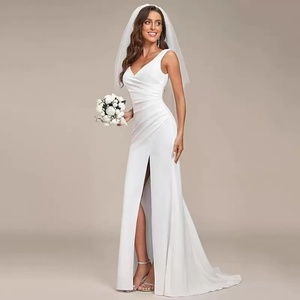 Robe de mariée sirène sans manches à col en V, froncée, avec fente latérale, pour élopement - Product Image 1