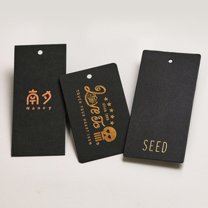 Étiquettes volantes en feuille d'aluminium pour vêtements, étiquettes personnalisées avec logo, étiquettes suspendues blanches avec estampage à chaud doré pour jeans et vêtements - Product Image 2