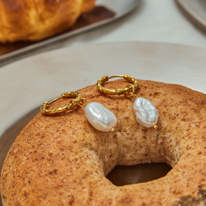 Aros con Perla Colgante Chapados en Oro de 18K para Mujer, Uso Diario - Product Image 2