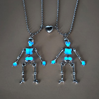 Collier de couple style Dark Wind, avec pendentif main fantôme et crâne lumineux pour Halloween