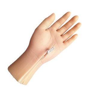 Prótesis de Mano Artificial con Cubierta de Silicona Personalizable y Cierre de Cremallera - Product Image 1