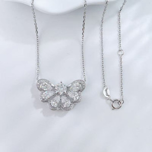 Collar con Colgante Ajustable de Plata Platino Pt950 con Diamante Cultivado en Laboratorio, Corte Pera, Diseño de Ala de Mariposa, Halo, Elegante y Moderno, 2.153ct IGI - Product Image 1