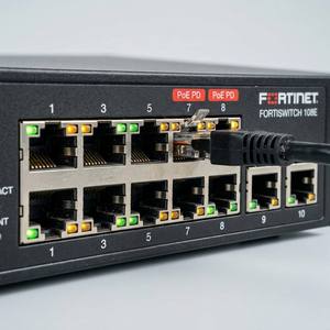 FortiSwitch-<span class=keywords><strong>108E</strong></span>-POE <span class=keywords><strong>FS</strong></span>-<span class=keywords><strong>108E</strong></span>-POE Contrôleur de commutateur FortiGate de couche 2 compatible avec les commutateurs PoE+ - Product Image 3