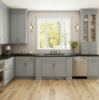 Meubles de cuisine en bois massif style Shaker, sur mesure en forme de L pour toute la maison, avec îlot central à bord cascade et plan de travail en quartz noir