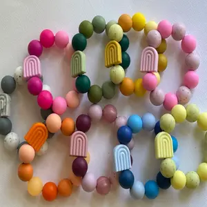 Großhandel benutzer definierte Regenbogen Perlen Armband niedlichen Schmuck Kleinkind einfarbig Silikon Perle Handgelenk Armband für Kinder