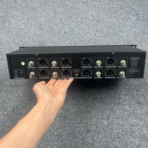 ระบบไมโครโฟนไร้สาย UHF 8 ช่อง ความถี่ 640-690mhz แบบ Lavalier และแบบมือถือ 8 ตัว สำหรับ<span class=keywords><strong>คาราโอเกะ</strong></span> โบสถ์ การพูดในงานแต่งงาน งานปาร์ตี้ และการร้องเพลง - Product Image 5