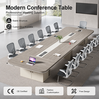 Table de conférence moderne en bois avec gestion des câbles, base en piédestal crème, mobilier de bureau écologique pour salles de réunion