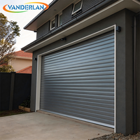 Porte de garage isolée énergiquement avec panneaux remplis de mousse pour maintenir une température stable à l'intérieur de l'espace de rangement du garage