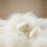 Bonnet en Soie de Mûrier Luxe pour Cheveux Bouclés Naturels avec Fonction Anti-Frottement pour Usage Quotidien, Fêtes et Activités en Extérieur