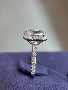 Bague en platine avec diamant de laboratoire taille émeraude serti clos |   Bagues de fiançailles et de mariage en diamant de 2 carats PT950 pour la mariée - Product Image 2
