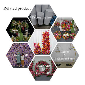 Composition florale en fausse soie ombrée rouge, orange et rose, accessoire de toile de fond de mariage luxueux - Product Image 5