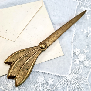 Abrecartas con Forma de Hoja de Latón, Decoración Tradicional para el Hogar - Una Herramienta Cómoda y Eficiente para el Correo Diario - Product Image 1
