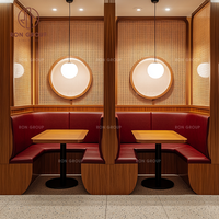 Ensemble de meubles de restaurant d'hôtel moderne de luxe, canapé incurvé en velours rouge avec tables rondes en marbre, chaises de salle à manger assorties pour café