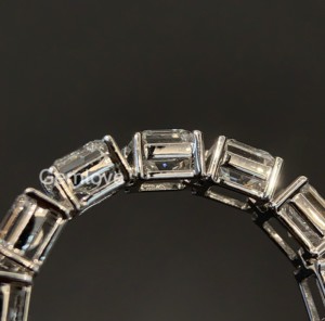 Exquisita pulsera de mujer de oro de 18 quilates, engastada con diamantes de corte radiante cultivados en laboratorio certificados por IGI, adecuados para el uso diario. - Product Image 4