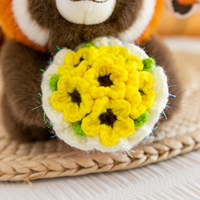 Vente en gros de mini porte-clés en peluche animaux (Panda et Panda roux) avec bouquet floral, idéal pour les papeteries et les boutiques de cadeaux