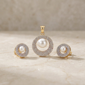 Conjunto de Collar con Colgante de Perlas Chapado en Oro Blanco y Rodio Estilo Clásico Indio, con Aretes Halo de Diamantes Cultivados en Laboratorio con Corte Marquesa, para Novias y Bodas - Product Image 1