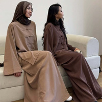 Ensemble chemise ample à col bateau et manches longues pour femmes musulmanes européennes et américaines, avec jupe trapèze taille haute et design nœud chinois – Vente en gros