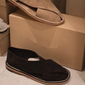 Sandalias de verano de nuevo estilo, de cuero genuino y gamuza, hechas a mano, con suela cómoda y suave, diseños huecos, de una pieza, informales, para hombre. - Product Image 2