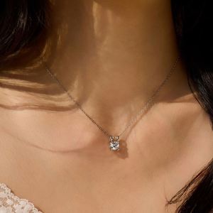 จี้เพชรทรงเดี่ยว Dylam Charm เงินแท้ 925 ชุบโรเดียม ประดับเพชรคิวบิกเซอร์โคเนีย 1 กะรัต 5A สำหรับสวมใส่ในชีวิตประจำวัน - Product Image 2